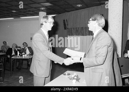 Corso di cerimonia di diploma, camera di commercio e fabbriche, presentazione, 12-09-1984, Whizgle Dutch News: Immagini storiche su misura per il futuro. Esplora il passato dei Paesi Bassi con prospettive moderne attraverso le immagini delle agenzie olandesi. Colmare gli eventi di ieri con gli approfondimenti di domani. Intraprendi un viaggio senza tempo con storie che plasmano il nostro futuro. Foto Stock