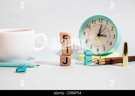 Testo FTJ. Su cubi di legno. Testo in lettere nere su blocchi di legno Foto Stock