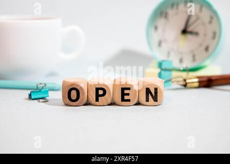 Parola APERTA fatta con blocchi isolati su bianco Foto Stock