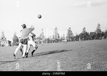 OG - Bloemendaal, Voetbal VV Schoten, Onze Gezellen, Renova, 10-10-1965, Whizgle Dutch News: immagini storiche su misura per il futuro. Esplora il passato dei Paesi Bassi con prospettive moderne attraverso le immagini delle agenzie olandesi. Colmare gli eventi di ieri con gli approfondimenti di domani. Intraprendi un viaggio senza tempo con storie che plasmano il nostro futuro. Foto Stock
