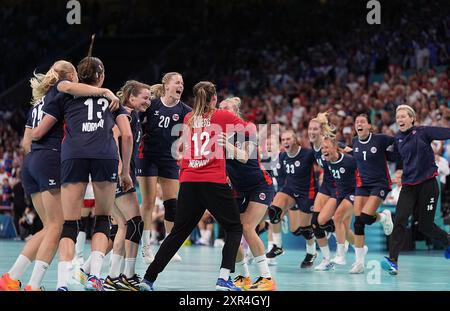 Lille, Francia. 8 agosto 2024. La Norvegia festeggia la vittoria nella semifinale femminile di pallamano tra Norvegia e Danimarca ai Giochi Olimpici di Parigi 2024 a Lille, Francia, 8 agosto 2024. Crediti: Meng Dingbo/Xinhua/Alamy Live News Foto Stock