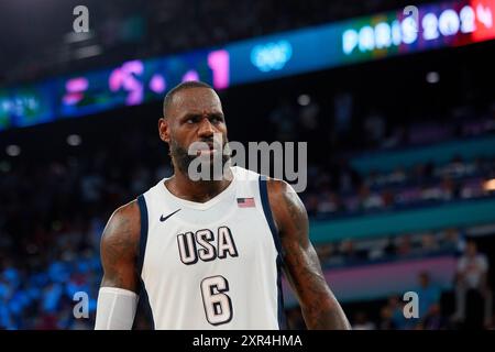 LeBron James degli Stati Uniti guarda durante la semifinale di pallacanestro maschile tra USA e Serbia il 13° giorno dei Giochi Olimpici di Parigi 2024 alla Bercy Arena l'8 agosto 2024 a Parigi, in Francia. Crediti: Saolab/Alamy Live News Foto Stock