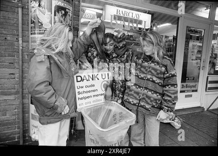 Scarpe vecchie, bidone ambientale, 09-01-1994, Whizgle Dutch News: Immagini storiche su misura per il futuro. Esplora il passato dei Paesi Bassi con prospettive moderne attraverso le immagini delle agenzie olandesi. Colmare gli eventi di ieri con gli approfondimenti di domani. Intraprendi un viaggio senza tempo con storie che plasmano il nostro futuro. Foto Stock