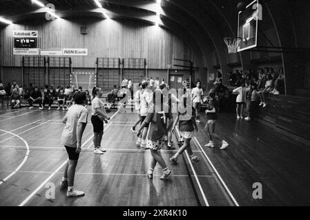 Scuola di basket, Lisse, 23-12-1990, Whizgle Dutch News: Immagini storiche su misura per il futuro. Esplora il passato dei Paesi Bassi con prospettive moderne attraverso le immagini delle agenzie olandesi. Colmare gli eventi di ieri con gli approfondimenti di domani. Intraprendi un viaggio senza tempo con storie che plasmano il nostro futuro. Foto Stock