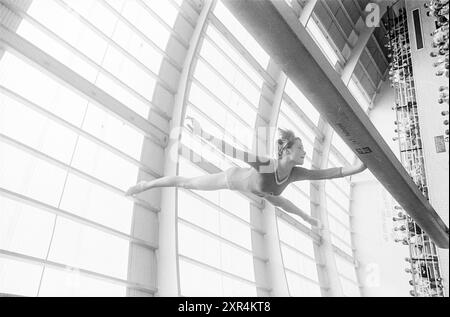 Ginnastica Paesi Bassi - Cecoslovacchia, ginnastica, 03-07-1966, Whizgle Dutch News: Immagini storiche su misura per il futuro. Esplora il passato dei Paesi Bassi con prospettive moderne attraverso le immagini delle agenzie olandesi. Colmare gli eventi di ieri con gli approfondimenti di domani. Intraprendi un viaggio senza tempo con storie che plasmano il nostro futuro. Foto Stock