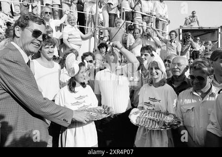 Asta 1a aringa, Katwijk, catture di aringhe, aringhe, Katwijk, 03-06-1985, Whizgle Dutch News: immagini storiche su misura per il futuro. Esplora il passato dei Paesi Bassi con prospettive moderne attraverso le immagini delle agenzie olandesi. Colmare gli eventi di ieri con gli approfondimenti di domani. Intraprendi un viaggio senza tempo con storie che plasmano il nostro futuro. Foto Stock