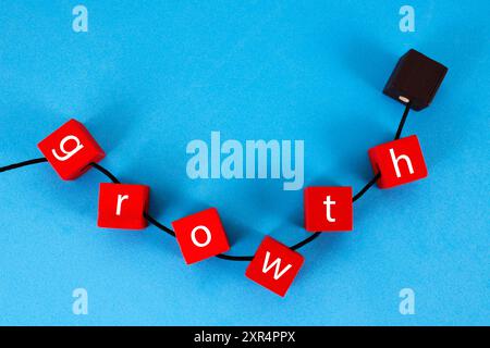 Grafico con la parola crescita formata con cubi di legno Foto Stock