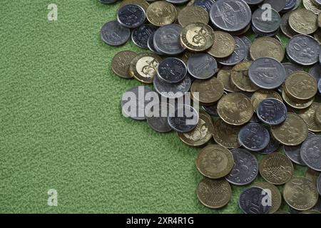 Terengganu, Malesia - 23 agosto 2024: Primo piano delle monete malesi su sfondo verde Foto Stock