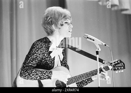 Ria Valk con chitarra Andre Meurs, Cabaret, 13-04-1966, Whizgle Dutch News: Immagini storiche su misura per il futuro. Esplora il passato dei Paesi Bassi con prospettive moderne attraverso le immagini delle agenzie olandesi. Colmare gli eventi di ieri con gli approfondimenti di domani. Intraprendi un viaggio senza tempo con storie che plasmano il nostro futuro. Foto Stock