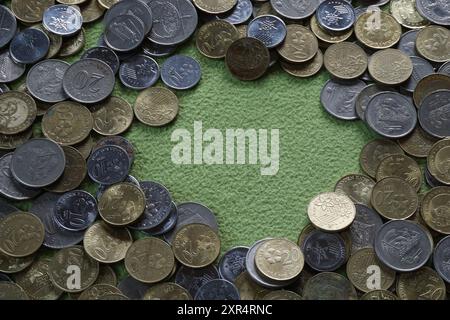 Terengganu, Malesia - 23 agosto 2024: Primo piano delle monete malesi su sfondo verde Foto Stock