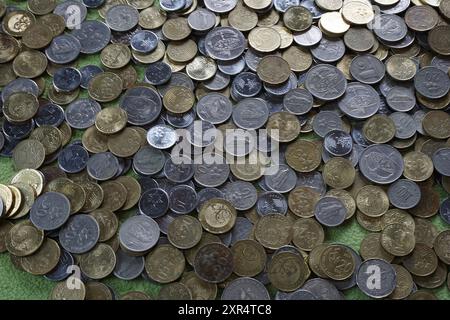 Terengganu, Malesia - 23 agosto 2024: Primo piano delle monete malesi su sfondo verde Foto Stock