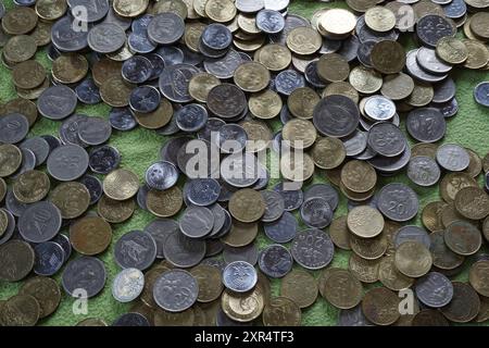 Terengganu, Malesia - 23 agosto 2024: Primo piano delle monete malesi su sfondo verde Foto Stock