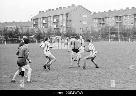 Partita di calcio Scots, Whizgle Dutch News: Immagini storiche su misura per il futuro. Esplora il passato dei Paesi Bassi con prospettive moderne attraverso le immagini delle agenzie olandesi. Colmare gli eventi di ieri con gli approfondimenti di domani. Intraprendi un viaggio senza tempo con storie che plasmano il nostro futuro. Foto Stock