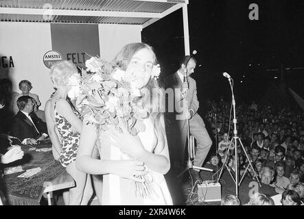 Miss Coast Elections con Albert mol e Lou van Rees in giuria, 06-08-1967, Whizgle Dutch News: Immagini storiche su misura per il futuro. Esplora il passato dei Paesi Bassi con prospettive moderne attraverso le immagini delle agenzie olandesi. Colmare gli eventi di ieri con gli approfondimenti di domani. Intraprendi un viaggio senza tempo con storie che plasmano il nostro futuro. Foto Stock