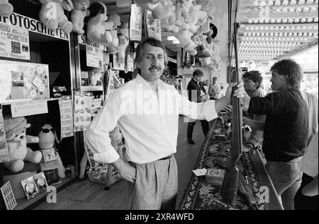 Mr. Drenth in shooting Gallery Fair Santpoort, Fair, Santpoort, 02-08-1986, Whizgle Dutch News: Immagini storiche su misura per il futuro. Esplora il passato dei Paesi Bassi con prospettive moderne attraverso le immagini delle agenzie olandesi. Colmare gli eventi di ieri con gli approfondimenti di domani. Intraprendi un viaggio senza tempo con storie che plasmano il nostro futuro. Foto Stock