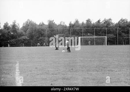 OG - Bloemendaal, Voetbal VV Schoten, Onze Gezellen, Renova, 21-09-1969, Whizgle Dutch News: immagini storiche su misura per il futuro. Esplora il passato dei Paesi Bassi con prospettive moderne attraverso le immagini delle agenzie olandesi. Colmare gli eventi di ieri con gli approfondimenti di domani. Intraprendi un viaggio senza tempo con storie che plasmano il nostro futuro. Foto Stock