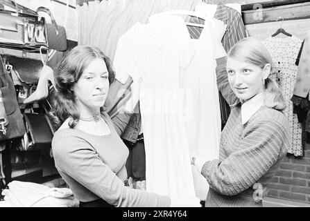 Negozio di abbigliamento di seconda mano Beverwijk, abbigliamento, 08-03-1977, Whizgle Dutch News: Immagini storiche su misura per il futuro. Esplora il passato dei Paesi Bassi con prospettive moderne attraverso le immagini delle agenzie olandesi. Colmare gli eventi di ieri con gli approfondimenti di domani. Intraprendi un viaggio senza tempo con storie che plasmano il nostro futuro. Foto Stock