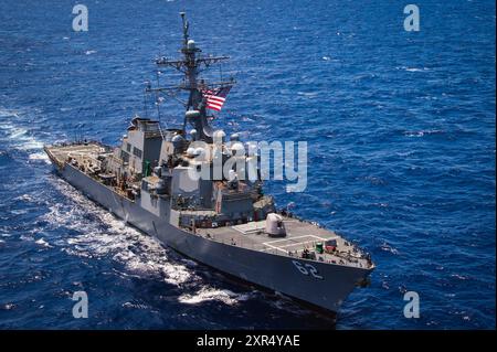 Il cacciatorpediniere missilistico guidato classe Arleigh Burke USS Fitzgerald (DDG 62) naviga durante la fase in mare dell'esercitazione Rim of the Pacific (RIMPAC) 2024. Ventinove nazioni, 40 navi di superficie, tre sottomarini, 14 forze terrestri nazionali, più di 150 aerei e 25.000 personale partecipano al RIMPAC nelle e intorno alle isole Hawaii, dal giugno 27 al agosto 1. Il RIMPAC, la più grande esercitazione marittima internazionale al mondo, offre un’opportunità di formazione unica promuovendo e sostenendo al contempo relazioni di cooperazione tra i partecipanti fondamentali per garantire la sicurezza delle rotte marittime e della sicurezza nel mondo» Foto Stock