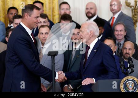 Il presidente DEGLI STATI UNITI Joe Biden stringe la mano a Chris Young, General Manager dei Texas Rangers, mentre dà il benvenuto alla squadra per festeggiare la stagione del campionato mondiale 2023 nella East Room presso la Casa Bianca di Washington, DC, giovedì 8 agosto 2024. Foto di Yuri Gripas/UPI Foto Stock