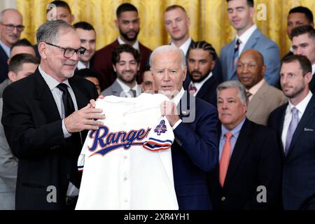 Il presidente DEGLI STATI UNITI Joe Biden riceve una maglia dai Texas Rangers per celebrare la stagione 2023 del campionato World Series nella East Room alla Casa Bianca di Washington, DC, giovedì 8 agosto 2024. Foto di Yuri Gripas/UPI Foto Stock