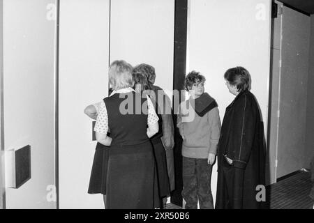 Arrivo del gruppo pop star del film TV Fame at Schiphol, Groups, Music, 28-03-1983, Whizgle Dutch News: Immagini storiche su misura per il futuro. Esplora il passato dei Paesi Bassi con prospettive moderne attraverso le immagini delle agenzie olandesi. Colmare gli eventi di ieri con gli approfondimenti di domani. Intraprendi un viaggio senza tempo con storie che plasmano il nostro futuro. Foto Stock