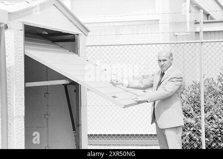 Parcheggio dello scarabeo Volkswagen in garage, 00-00-1969, Whizgle Dutch News: Immagini storiche su misura per il futuro. Esplora il passato dei Paesi Bassi con prospettive moderne attraverso le immagini delle agenzie olandesi. Colmare gli eventi di ieri con gli approfondimenti di domani. Intraprendi un viaggio senza tempo con storie che plasmano il nostro futuro. Foto Stock