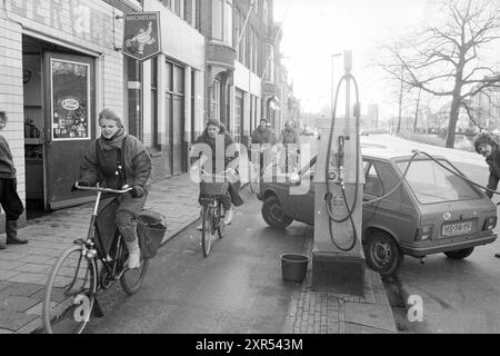 Situazioni di traffico pericoloso nel centro di Haarlem, traffico, traffico sicuro, Haarlem, Zijlsingel, The Netherlands, 09-02-1984, Whizgle Dutch News: immagini storiche su misura per il futuro. Esplora il passato dei Paesi Bassi con prospettive moderne attraverso le immagini delle agenzie olandesi. Colmare gli eventi di ieri con gli approfondimenti di domani. Intraprendi un viaggio senza tempo con storie che plasmano il nostro futuro. Foto Stock