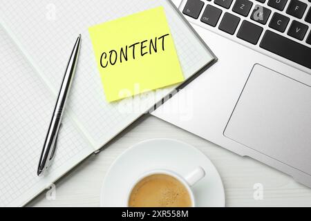 Nota con la parola contenuto scritto nel blocco appunti sul tavolo. Luogo di lavoro, vista dall'alto Foto Stock