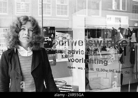 Home Advice shop, negozi e chioschi, 05-09-1972, Whizgle Dutch News: Immagini storiche su misura per il futuro. Esplora il passato dei Paesi Bassi con prospettive moderne attraverso le immagini delle agenzie olandesi. Colmare gli eventi di ieri con gli approfondimenti di domani. Intraprendi un viaggio senza tempo con storie che plasmano il nostro futuro. Foto Stock