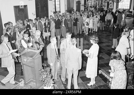 Ricevimento di un funzionario o consigliere pubblico nel municipio di Gravenzaal Haarlem con discorsi e regali, Haarlem, Paesi Bassi, 00-06-1982, Whizgle Dutch News: Immagini storiche su misura per il futuro. Esplora il passato dei Paesi Bassi con prospettive moderne attraverso le immagini delle agenzie olandesi. Colmare gli eventi di ieri con gli approfondimenti di domani. Intraprendi un viaggio senza tempo con storie che plasmano il nostro futuro. Foto Stock