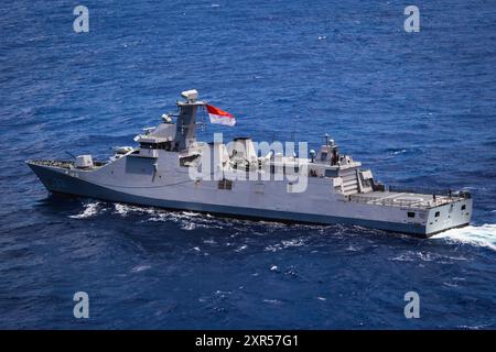 La fregata classe Martadinata della marina indonesiana KRI Raden Eddy Martadinata (331) naviga durante la fase in mare dell’esercitazione Rim of the Pacific (RIMPAC) 2024. Ventinove nazioni, 40 navi di superficie, tre sottomarini, 14 forze terrestri nazionali, più di 150 aerei e 25.000 personale partecipano al RIMPAC nelle e intorno alle isole Hawaii, dal giugno 27 al agosto 1. Il RIMPAC, la più grande esercitazione marittima internazionale al mondo, offre un’opportunità di formazione unica promuovendo e sostenendo al contempo relazioni di cooperazione tra i partecipanti fondamentali per garantire la sicurezza delle corsie marittime e della Foto Stock