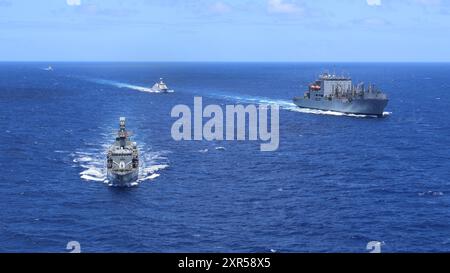 Fregata della marina cilena CNS Almirante Condell (FF-06), sinistra, nave da carico secco e munizioni classe Lewis e Clark USNS Washington Chambers (T-AKE 11), destra, fregata della marina indonesiana KRI R.E. Martadinata (331), centro, e IL BRACCIO della fregata della Marina messicana Benito Juárez (F 101), schiena, vapore in formazione mentre si preparava per un rifornimento in mare durante l'esercitazione Rim of the Pacific (RIMPAC) 2024, 21 luglio. Ventinove nazioni, 40 navi di superficie, tre sottomarini, 14 forze terrestri nazionali, più di 150 aerei e 25.000 personale partecipano al RIMPAC nelle e intorno alle isole Hawaii, dal giugno 27 al agosto 1 Foto Stock