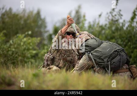 I soldati con la 86th Infantry Brigade Combat Team (Mountain), la Guardia Nazionale dell'Esercito del Vermont partecipano ad un'esercitazione di armi combinate dal vivo, insieme a soldati provenienti dall'Austria con il programma di partenariato statale e la prima Armata a Fort Drum, NY. 8 agosto, 2024 l'esercitazione dei caccia leggeri si è concentrata sulla costruzione dell'interoperabilità e sull'espansione delle capacità di combattimento. (Foto dell'esercito degli Stati Uniti di SPC. Salvador Castro) Foto Stock