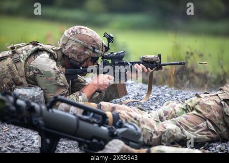 I soldati con la 86th Infantry Brigade Combat Team (Mountain), la Guardia Nazionale dell'Esercito del Vermont partecipano ad un'esercitazione di armi combinate dal vivo, insieme a soldati provenienti dall'Austria con il programma di partenariato statale e la prima Armata a Fort Drum, NY. 8 agosto, 2024 l'esercitazione dei caccia leggeri si è concentrata sulla costruzione dell'interoperabilità e sull'espansione delle capacità di combattimento. (Foto dell'esercito degli Stati Uniti di SPC. Salvador Castro) Foto Stock