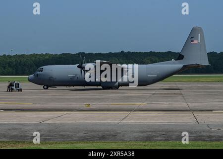 Un C-130J Super Hercules assegnato al 19th Airlift Wing si prepara al decollo per sostenere l'esercitazione Bamboo Eagle 24-3 presso Little Rock Air Force base, Arkansas, 31 luglio 2024. Le attività del 19th Airlift Wing e del 913th Airlift Group sosterranno la seconda iterazione di Exercise Bamboo Eagle, un'esercitazione di otto giorni che si estende in varie località negli Stati Uniti occidentali e nell'Oceano Pacifico orientale, dal 2 al 9 agosto 2024. Durante Bamboo Eagle, le risorse dell'Air Mobility Command sosterranno i combattenti che implementano la generazione di energia da combattimento a tutti i domini da posizioni di base disaggregate in tutto il t Foto Stock