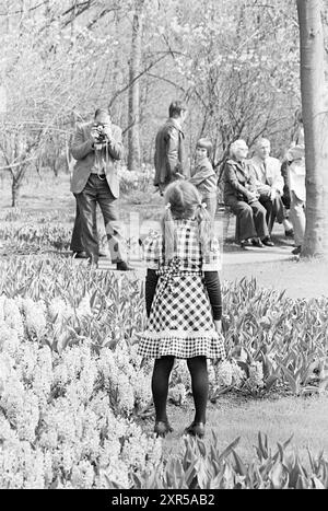 Busy Keukenhof, Busy, Keukenhof Foundation a Lisse, 18-04-1976, Whizgle Dutch News: Immagini storiche su misura per il futuro. Esplora il passato dei Paesi Bassi con prospettive moderne attraverso le immagini delle agenzie olandesi. Colmare gli eventi di ieri con gli approfondimenti di domani. Intraprendi un viaggio senza tempo con storie che plasmano il nostro futuro. Foto Stock