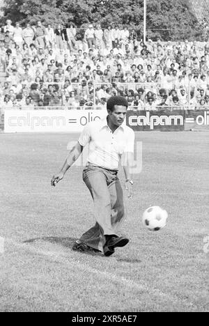 Haarlem - Robin Hood, Football Haarlem, 15-08-1976, Whizgle Dutch News: Immagini storiche su misura per il futuro. Esplora il passato dei Paesi Bassi con prospettive moderne attraverso le immagini delle agenzie olandesi. Colmare gli eventi di ieri con gli approfondimenti di domani. Intraprendi un viaggio senza tempo con storie che plasmano il nostro futuro. Foto Stock