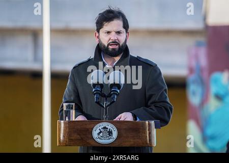 Valparaiso, Cile. 8 agosto 2024. Il presidente cileno Gabriel Boric parla durante la cerimonia di inaugurazione di un nuovo collegamento stradale per la città di Valparaiso. Il presidente cileno Gabriel Boric tenne una conferenza stampa e inaugurò una nuova rotta per la città di Valparaiso, in Cile. Credito: SOPA Images Limited/Alamy Live News Foto Stock