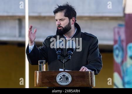 Valparaiso, Cile. 8 agosto 2024. Il presidente cileno Gabriel Boric gesta mentre parla durante l'inaugurazione di un nuovo collegamento stradale per la città di Valparaiso. Il presidente cileno Gabriel Boric tenne una conferenza stampa e inaugurò una nuova rotta per la città di Valparaiso, in Cile. Credito: SOPA Images Limited/Alamy Live News Foto Stock