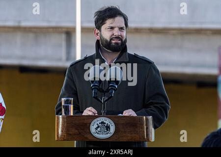 Valparaiso, Cile. 8 agosto 2024. Il presidente cileno Gabriel Boric parla durante la cerimonia di inaugurazione di un nuovo collegamento stradale per la città di Valparaiso. Il presidente cileno Gabriel Boric tenne una conferenza stampa e inaugurò una nuova rotta per la città di Valparaiso, in Cile. Credito: SOPA Images Limited/Alamy Live News Foto Stock