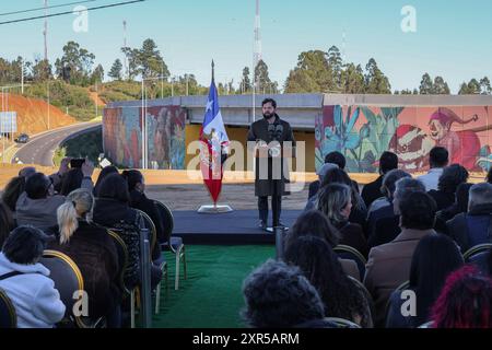 Valparaiso, Cile. 8 agosto 2024. Il presidente cileno Gabriel Boric e gli assistenti partecipano alla cerimonia di inaugurazione di un nuovo collegamento stradale per la città di Valparaiso. Il presidente cileno Gabriel Boric tenne una conferenza stampa e inaugurò una nuova rotta per la città di Valparaiso, in Cile. Credito: SOPA Images Limited/Alamy Live News Foto Stock