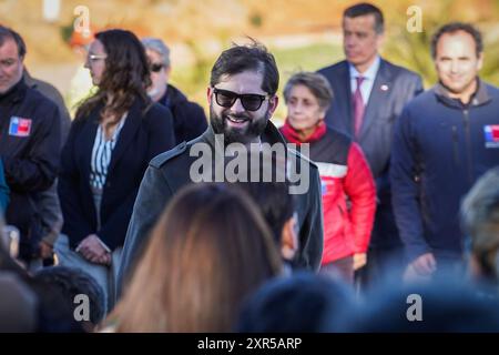 Valparaiso, Cile. 8 agosto 2024. Il presidente cileno Gabriel Boric arriva a una conferenza stampa per il nuovo collegamento con la città di Valparaiso. Il presidente cileno Gabriel Boric tenne una conferenza stampa e inaugurò una nuova rotta per la città di Valparaiso, in Cile. Credito: SOPA Images Limited/Alamy Live News Foto Stock