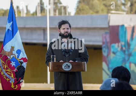 Valparaiso, Cile. 8 agosto 2024. Il presidente cileno Gabriel Boric parla durante la cerimonia di inaugurazione di un nuovo collegamento stradale per la città di Valparaiso. Il presidente cileno Gabriel Boric tenne una conferenza stampa e inaugurò una nuova rotta per la città di Valparaiso, in Cile. Credito: SOPA Images Limited/Alamy Live News Foto Stock