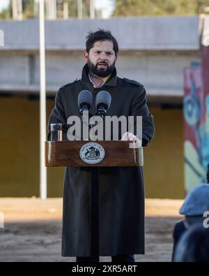 Valparaiso, Cile. 8 agosto 2024. Il presidente cileno Gabriel Boric parla durante la cerimonia di inaugurazione di un nuovo collegamento stradale per la città di Valparaiso. Il presidente cileno Gabriel Boric tenne una conferenza stampa e inaugurò una nuova rotta per la città di Valparaiso, in Cile. Credito: SOPA Images Limited/Alamy Live News Foto Stock