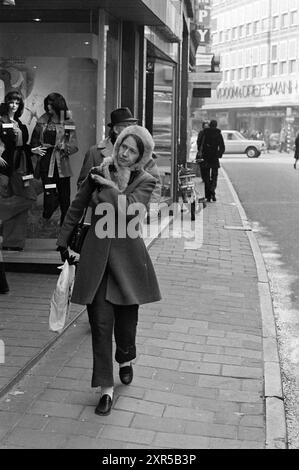 Grote Houtstraat Haarlem, Haarlem, Grote Houtstraat, Nederland, Whizgle Dutch News: Immagini storiche su misura per il futuro. Esplora il passato dei Paesi Bassi con prospettive moderne attraverso le immagini delle agenzie olandesi. Colmare gli eventi di ieri con gli approfondimenti di domani. Intraprendi un viaggio senza tempo con storie che plasmano il nostro futuro. Foto Stock