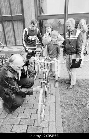 Ispezione biciclette Mosquito Round, Mosquito Round, 01-08-1979, Whizgle Dutch News: Immagini storiche su misura per il futuro. Esplora il passato dei Paesi Bassi con prospettive moderne attraverso le immagini delle agenzie olandesi. Colmare gli eventi di ieri con gli approfondimenti di domani. Intraprendi un viaggio senza tempo con storie che plasmano il nostro futuro. Foto Stock