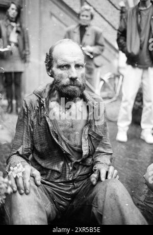 Hans Bosshardt dà fuoco di fronte al municipio, incendi, vigili del fuoco, varie, Haarlem, The Netherlands, 01-11-1989, Whizgle Dutch News: immagini storiche su misura per il futuro. Esplora il passato dei Paesi Bassi con prospettive moderne attraverso le immagini delle agenzie olandesi. Colmare gli eventi di ieri con gli approfondimenti di domani. Intraprendi un viaggio senza tempo con storie che plasmano il nostro futuro. Foto Stock