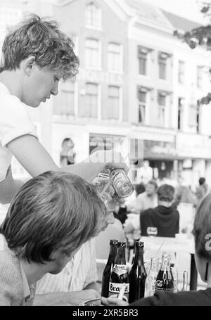 Terrace Brinkmann Haarlem, Haarlem, Grote Markt, Paesi Bassi, 28-07-1982, Whizgle Dutch News: immagini storiche su misura per il futuro. Esplora il passato dei Paesi Bassi con prospettive moderne attraverso le immagini delle agenzie olandesi. Colmare gli eventi di ieri con gli approfondimenti di domani. Intraprendi un viaggio senza tempo con storie che plasmano il nostro futuro. Foto Stock