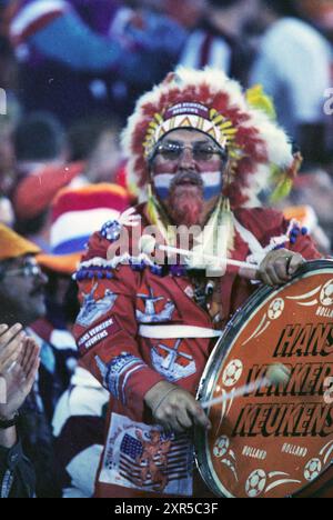Spettatore durante la partita di qualificazione per la Coppa del mondo di calcio 1998. I Paesi Bassi giocano contro il Belgio nel De Kuip di Rotterdam e vincono 3-1., Rotterdam, 06-09-1997, Whizgle Dutch News: Immagini storiche su misura per il futuro. Esplora il passato dei Paesi Bassi con prospettive moderne attraverso le immagini delle agenzie olandesi. Colmare gli eventi di ieri con gli approfondimenti di domani. Intraprendi un viaggio senza tempo con storie che plasmano il nostro futuro. Foto Stock