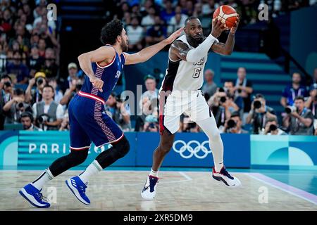 PARIGI, FRANCIA - 8 AGOSTO: LeBron James degli Stati Uniti durante la semifinale maschile tra Stati Uniti e Serbia il tredicesimo giorno dei Giochi Olimpici di Parigi 2024 all'Arena Bercy l'8 agosto 2024 a Parigi, Francia. (Daniela Porcelli/SPP) credito: SPP Sport Press Photo. /Alamy Live News Foto Stock